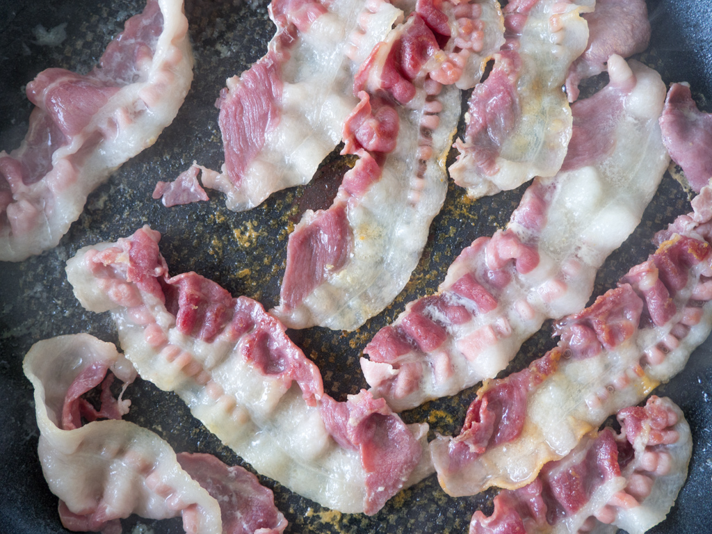 Opskrift på Hjemmelavet Luftige Morgenmadsæg med Bacon