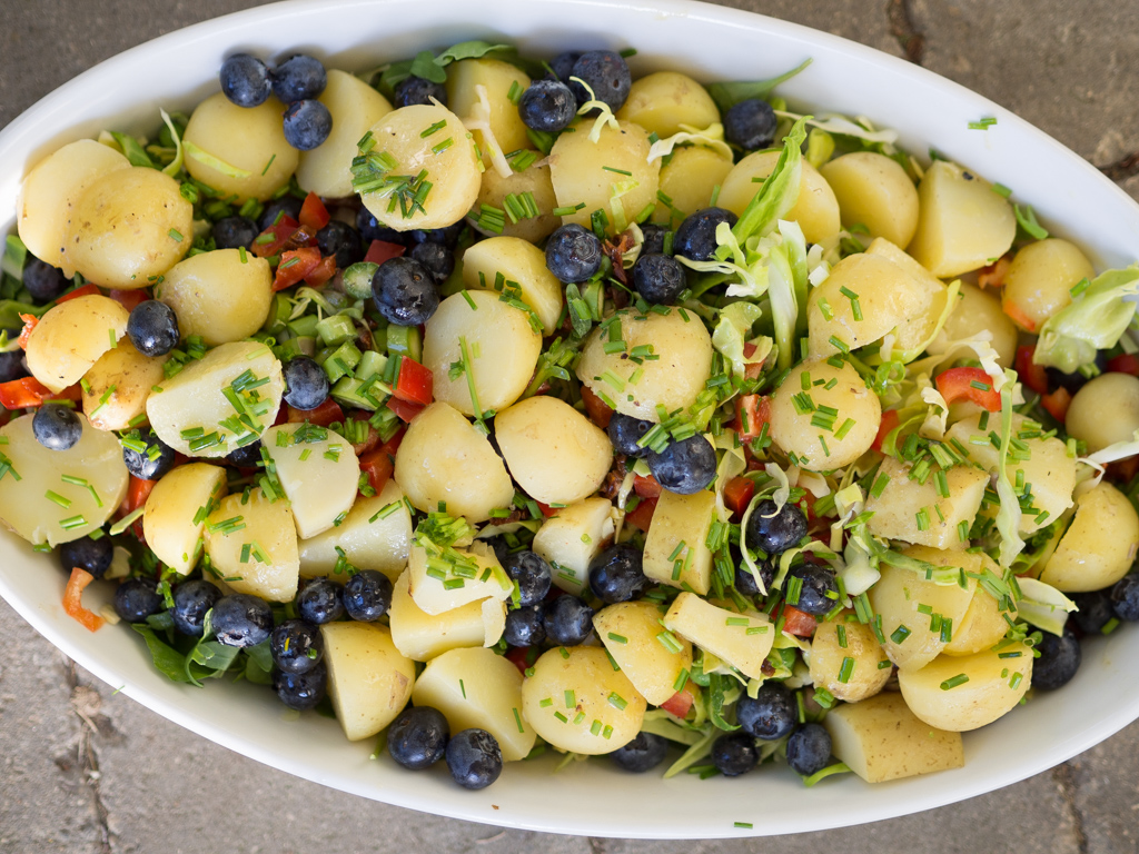 Opskrift på Kartoffelsalat med blåbær spidskål Super nem opskrift!