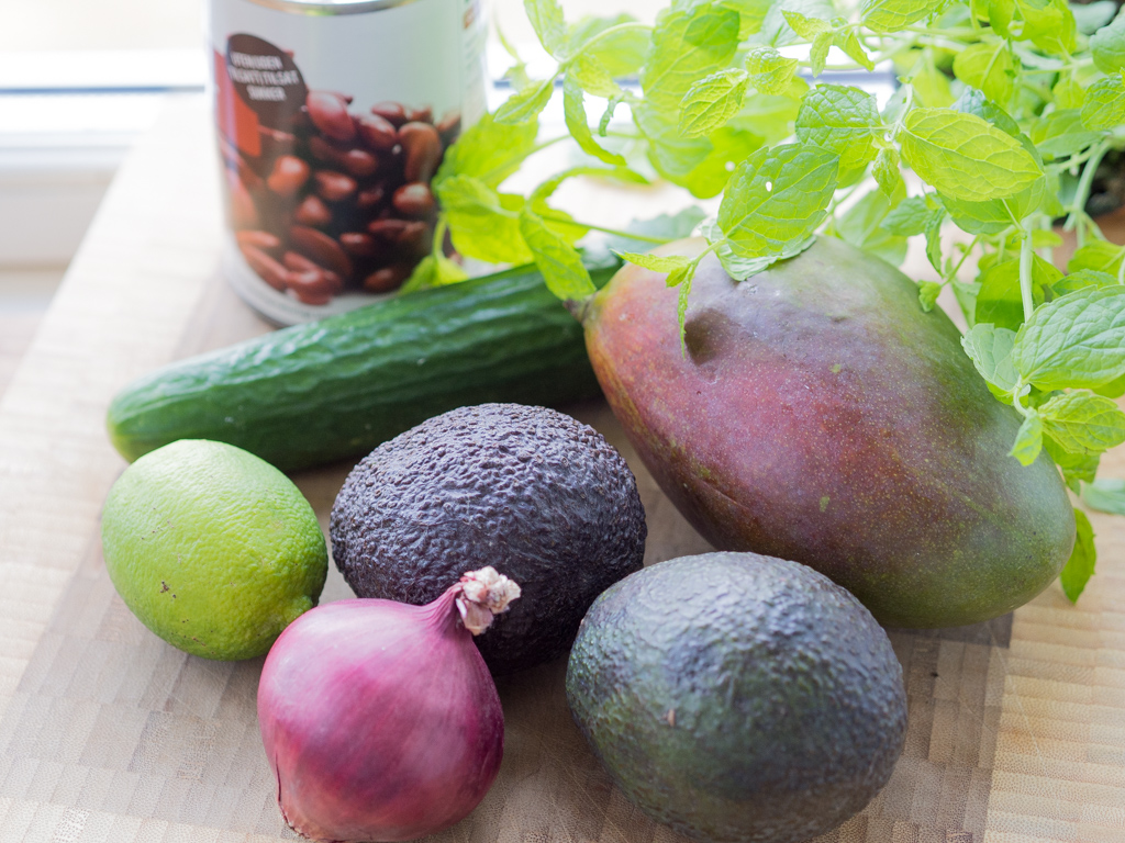 Opskrift på sund mangosalat med kidneybønner og avocado