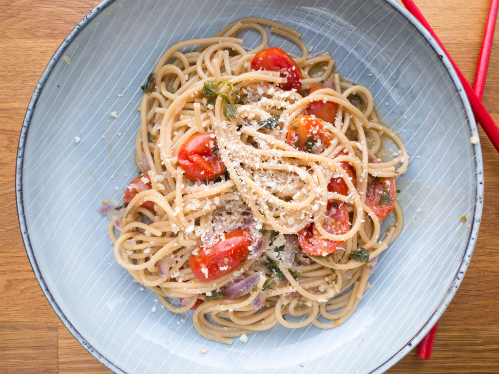 Opskrift på One-pot Tomat Basilikum Pasta