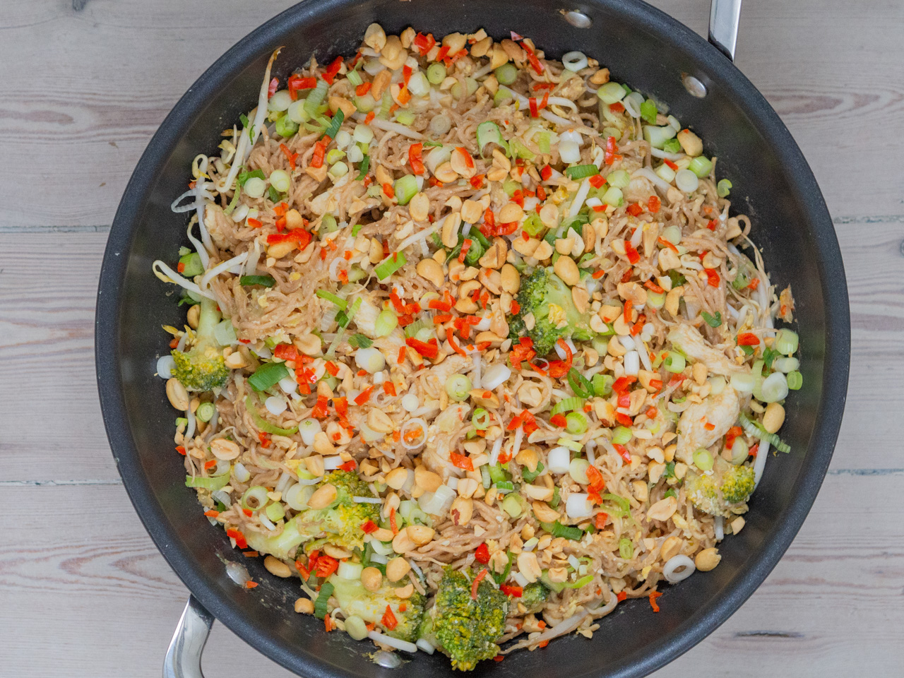 Opskrift på sund Pad Thai med kylling, nudler og broccoli